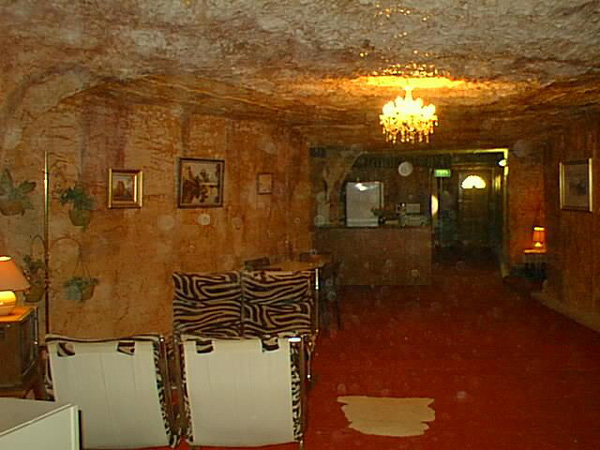 Il fait si chaud en été (en janvier) que les maison sont excavées sous terre Il fait si chaud en été (en janvier) que les maison sont excavées sous terre